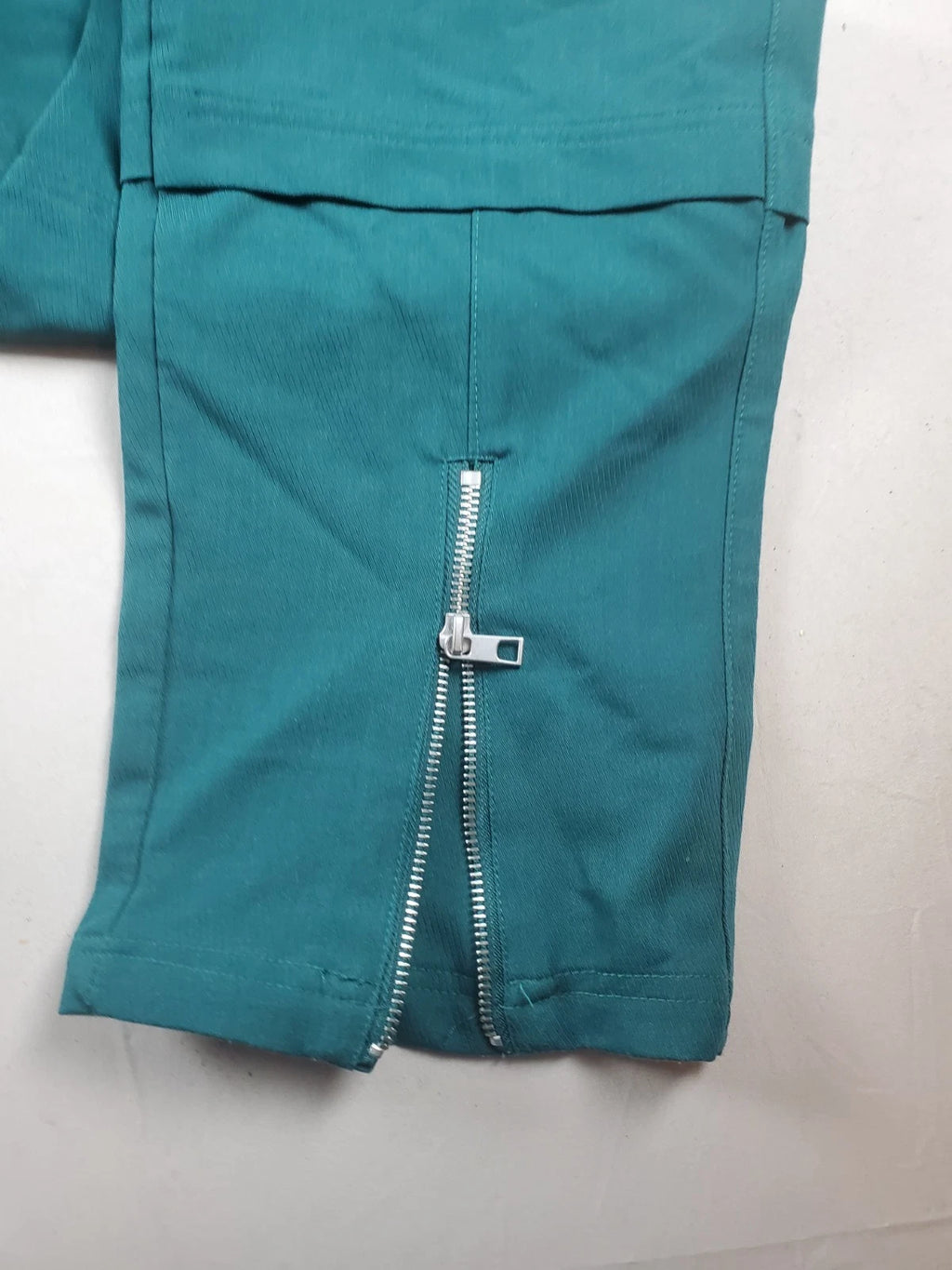 Forever 21 Men’s Green Jogger Pants Size M Elastic Waist And Zipper Ankles