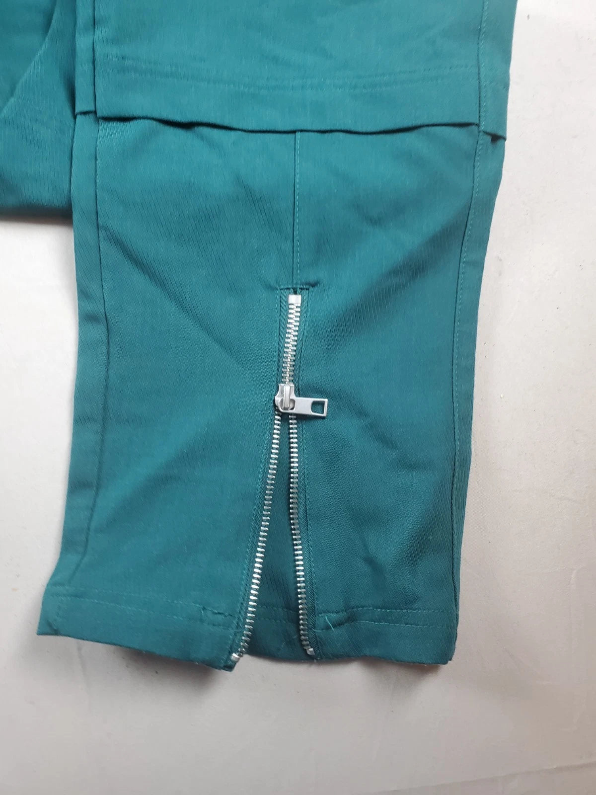 Forever 21 Men’s Green Jogger Pants Size M Elastic Waist And Zipper Ankles